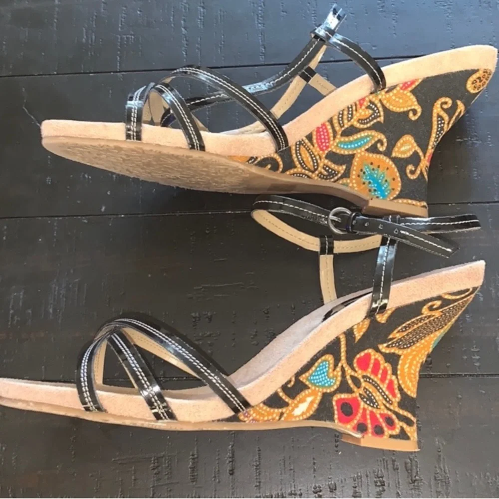 Excellent Preowned Condition Markon Wedge Size 10W Shoes very Cute design.